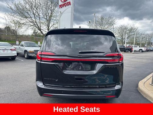 Brilliant Black Crystal Pearlcoat 2021 Chrysler Pacifica Touring L