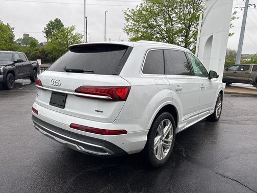 Glacier White 2023 Audi Q7 55 Premium