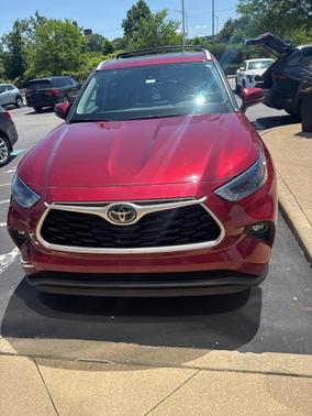 Pearl 2024 Toyota Highlander XLE