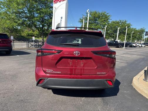Pearl 2024 Toyota Highlander XLE