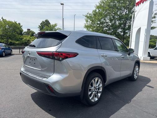 Celestial Silver Metallic 2023 Toyota Highlander Limited
