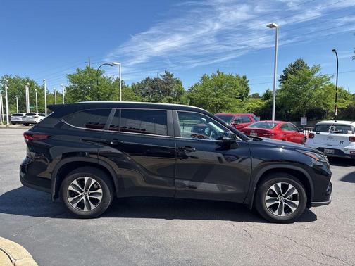 Midnight Black Metallic 2024 Toyota Highlander XLE