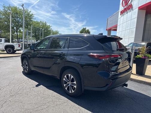 Midnight Black Metallic 2024 Toyota Highlander XLE