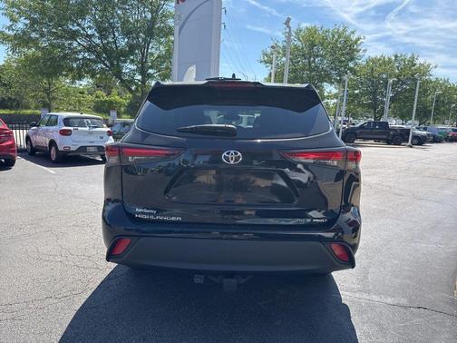 Midnight Black Metallic 2024 Toyota Highlander XLE