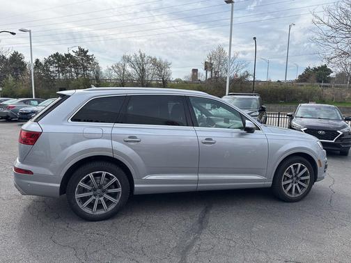 Silver Metallic 2019 Audi Q7 55 Premium Plus