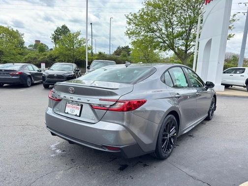 Heavy_Metallic 2026 Toyota Camry SE