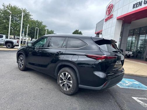 Midnight Black Metallic 2024 Toyota Highlander XLE