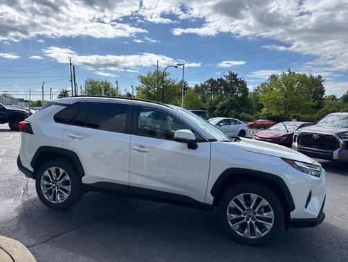 Blizzard Pearl 2022 Toyota RAV4 XLE Premium