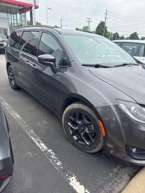 Granite Crystal Metallic Clearcoat 2018 Chrysler Pacifica Touring-L Plus