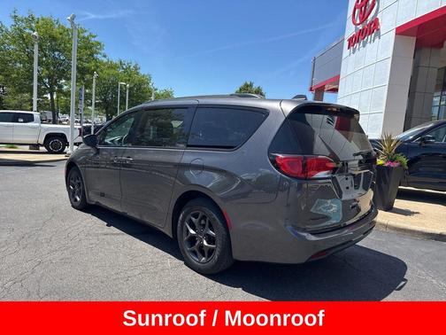 Granite Crystal Metallic Clearcoat 2018 Chrysler Pacifica Touring-L Plus
