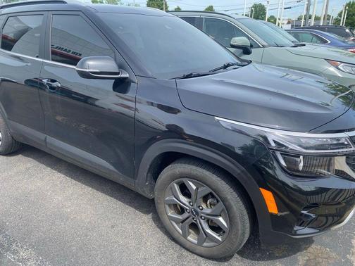 Fusion Black 2024 Kia Seltos S