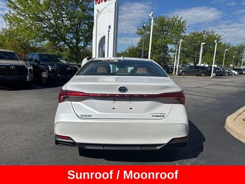 Pearl 2019 Toyota Avalon Hybrid Limited