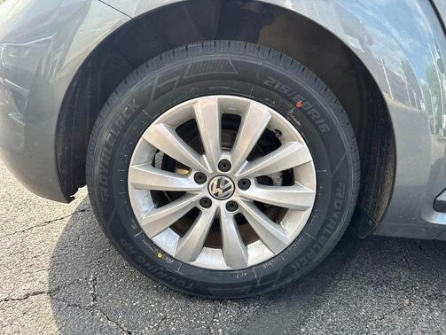 Platinum Gray Metallic 2018 Volkswagen Beetle 2.0T S