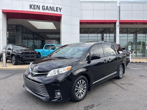 Midnight Black Metallic 2018 Toyota Sienna XLE