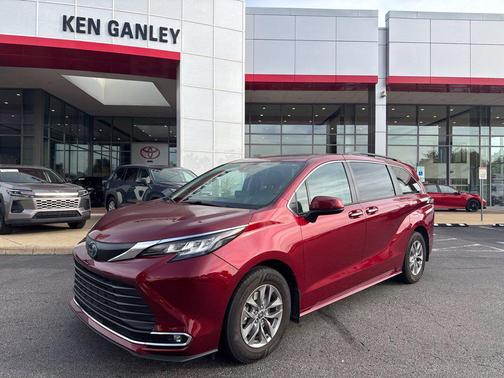 Pearl 2022 Toyota Sienna XLE