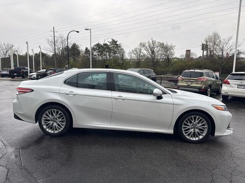 Wind Chill Pearl/Midnight Black Metallic 2020 Toyota Camry XLE
