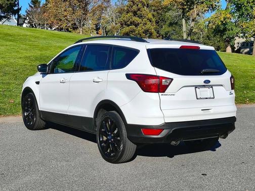 Oxford White 2019 Ford Escape SE