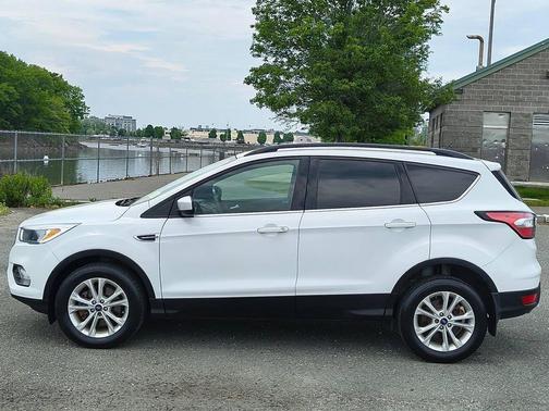 Oxford White 2018 Ford Escape SE