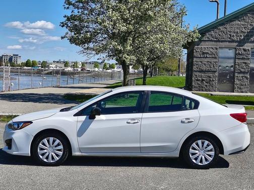 Crystal White Pearl 2019 Subaru Impreza 2.0i