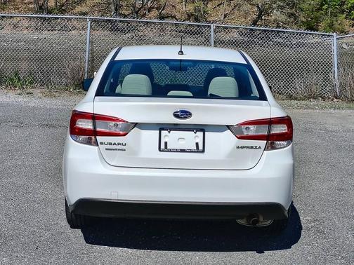 Crystal White Pearl 2019 Subaru Impreza 2.0i