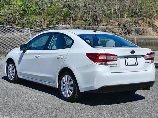 Crystal White Pearl 2019 Subaru Impreza 2.0i