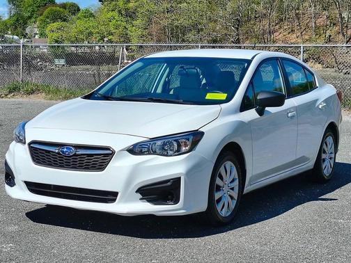 Crystal White Pearl 2019 Subaru Impreza 2.0i