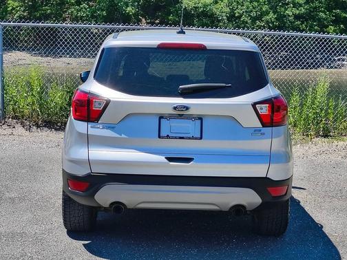 Ingot Silver Metallic 2019 Ford Escape SE