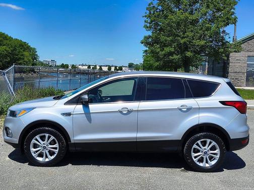 Ingot Silver Metallic 2019 Ford Escape SE