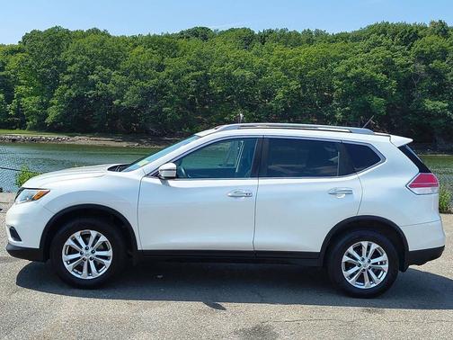Pearl White 2016 Nissan Rogue SV