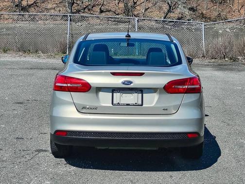 Ruby Red Metallic Tinted Clearcoat 2016 Ford Focus SE