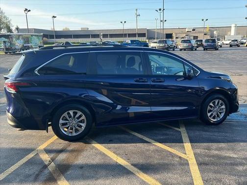 2024 Toyota Sienna LE