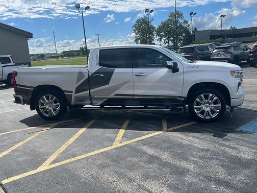Iridescent Pearl Tricoat 2022 Chevrolet Silverado 1500 High Country