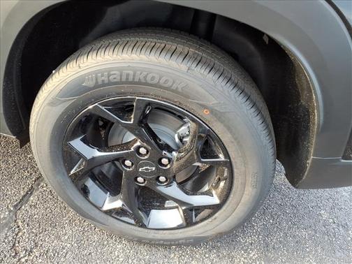Mosaic Black Metallic 2026 Chevrolet Trax LT