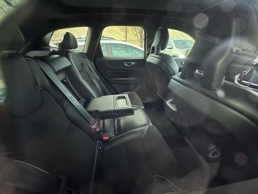 2018 Volvo XC60 T5 R-Design