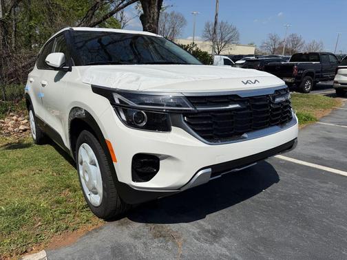 Snow White Pearl 2026 Kia Seltos S