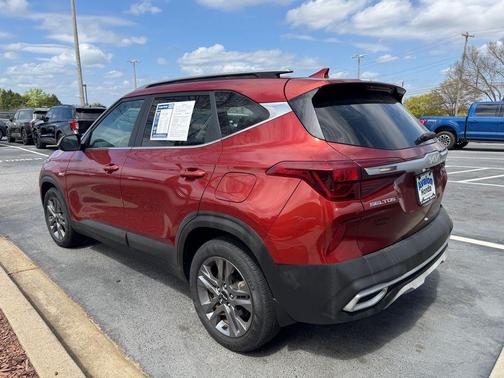 Mars Orange 2022 Kia Seltos S