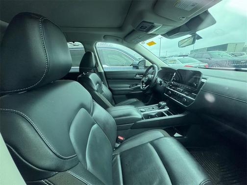 2023 Nissan Pathfinder SL 4WD