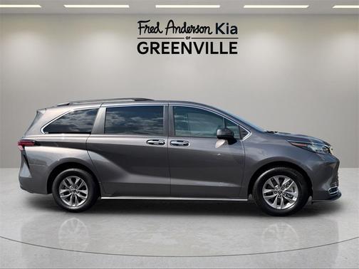 2022 Toyota Sienna XLE 7 Passenger