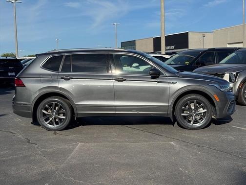 Platinum Gray Metallic 2023 Volkswagen Tiguan 2.0T SE