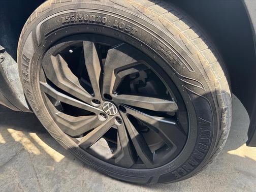 Silver Metallic 2023 Volkswagen Atlas 2.0T SE w/Technology