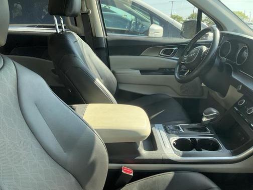 2023 Kia Carnival LX