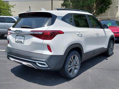 Snow White Pearl 2023 Kia Seltos S