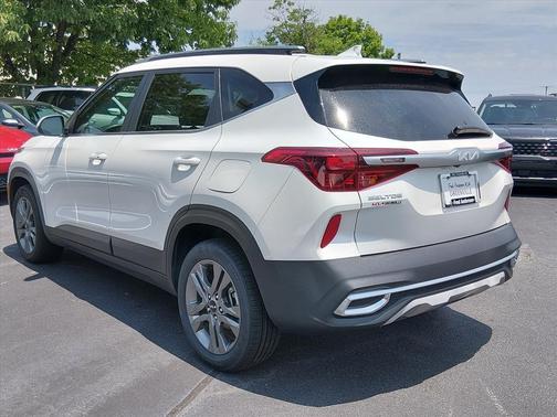 Snow White Pearl 2023 Kia Seltos S