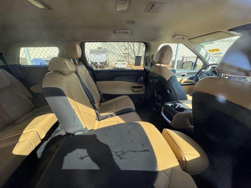 Aurora Black Pearl 2024 Kia Carnival LX