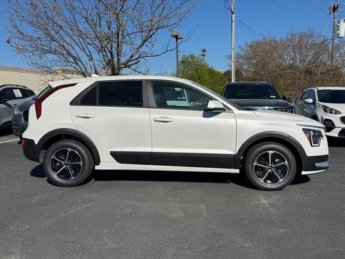 Snow White Pearl 2026 Kia Niro LX