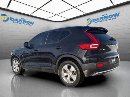 Black 2022 Volvo XC40 T5 Momentum