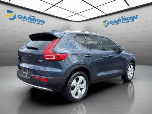 Dark Blue 2022 Volvo XC40 T5 Momentum