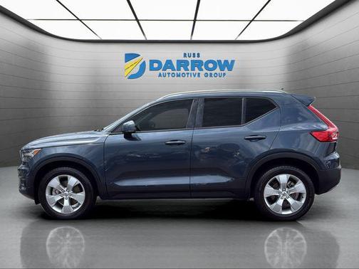 Dark Blue 2022 Volvo XC40 T5 Momentum