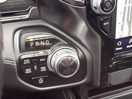 Diamond Black Crystal Pearlcoat 2022 RAM 1500 Limited