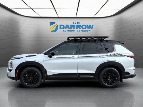 White Diamond/Black Roof 2026 Mitsubishi Outlander Trail Edition 2.5 S-AWC